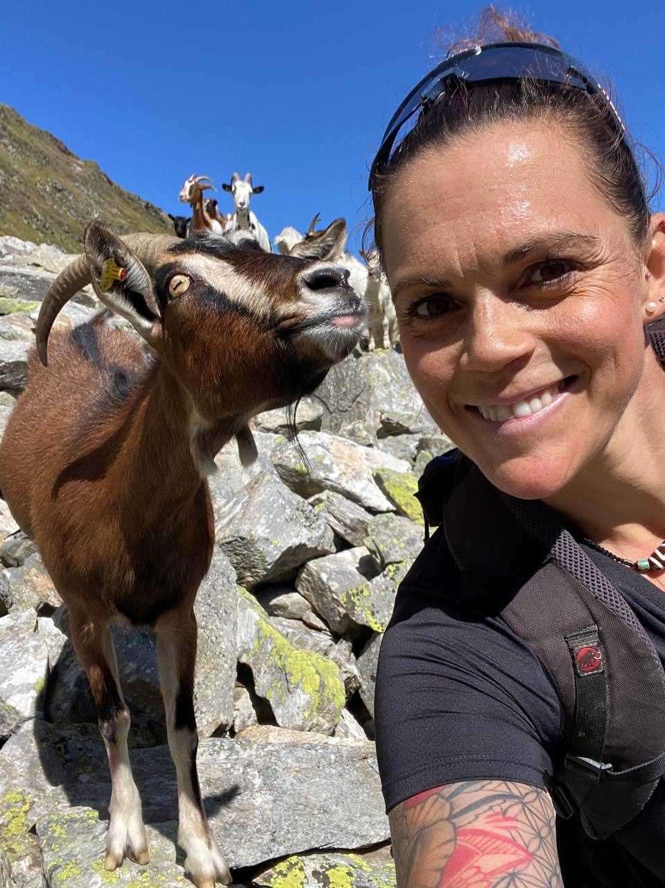 Lisa mit einer Ziege auf der Alm